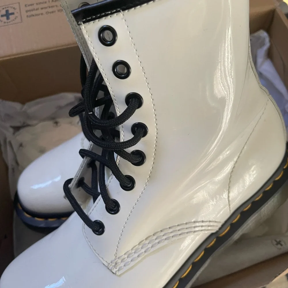 Dr. Martens 1460 Patent Leather Women's Lace-up Shiny  Doc Martens White - Picture 3 of 15